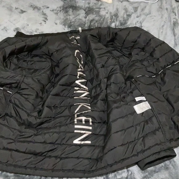 Brand new hoodie only wore 3 times……………………………-
